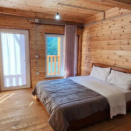 Livadhi Komani Bed & Breakfast *