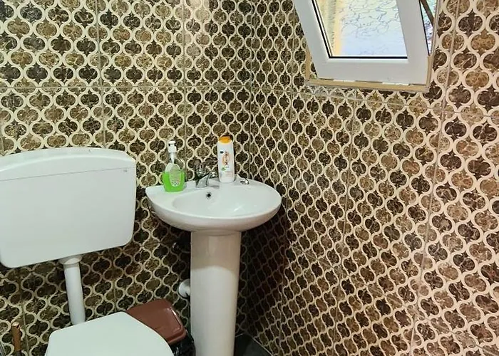 Livadhi Bed & Breakfast Moll' e Shoshit